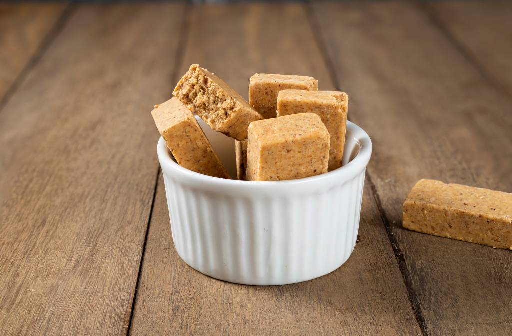 Pacoca,Is,A,Brazilian,Peanut,Sweet.,On,A,White,Bowl 3 versões saudáveis de receitas de festas juninas e julinas.