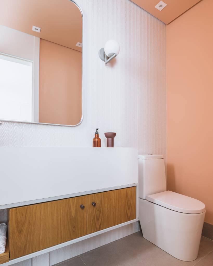 voce-sabe-a-importancia-de-escolher-o-vaso-sanitario-correto-rawi-arquitetura-02-salmao-banheiro-lavabo-rosa Você sabe a importância de escolher o vaso sanitário correto para seu banheiro? Rawi Arquitetura + Design.