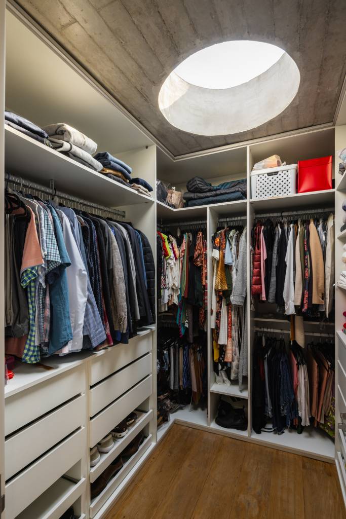 volume-de-concreto-integra-banheiro-closet-e-area-gourmet-nesta-casa-goiva-arquitetura-19-closet Volume de concreto integra banheiro, closet e área gourmet nesta casa. Projeto de Goiva Arquitetura.