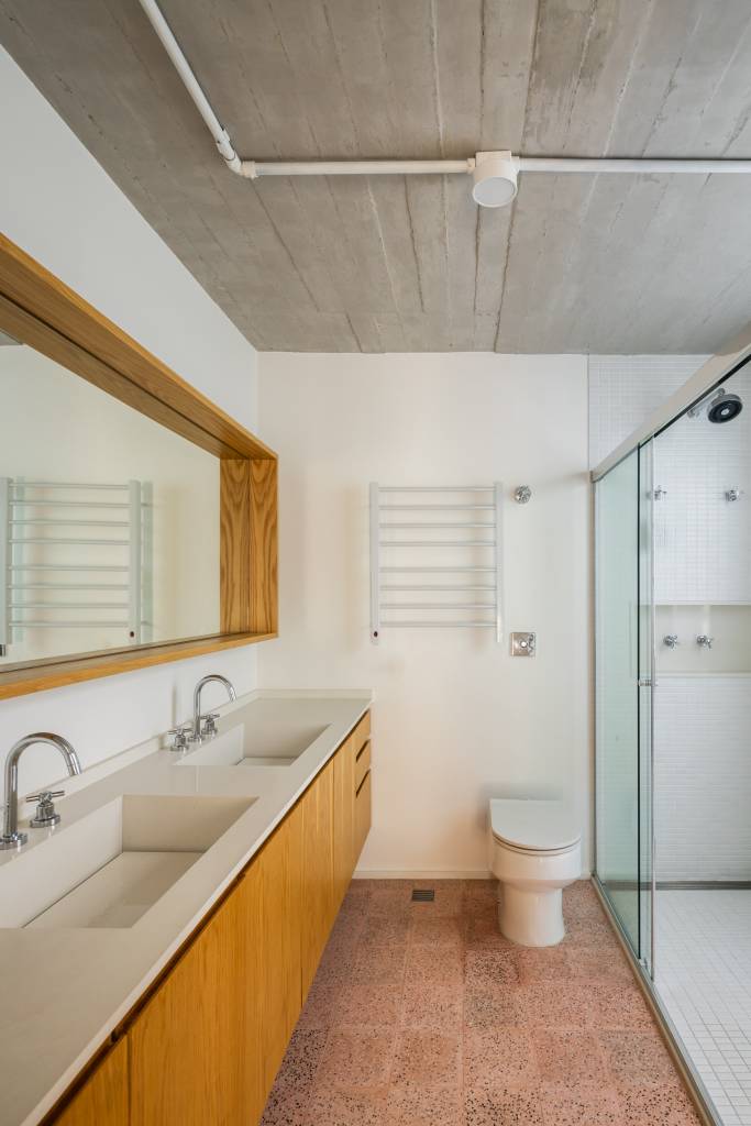 volume-de-concreto-integra-banheiro-closet-e-area-gourmet-nesta-casa-goiva-arquitetura-20-banheiro Volume de concreto integra banheiro, closet e área gourmet nesta casa. Projeto de Goiva Arquitetura.