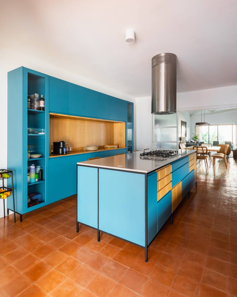 volume-de-concreto-integra-banheiro-closet-e-area-gourmet-nesta-casa-goiva-arquitetura-25-cozinha-azul Volume de concreto integra banheiro, closet e área gourmet nesta casa. Projeto de Goiva Arquitetura.