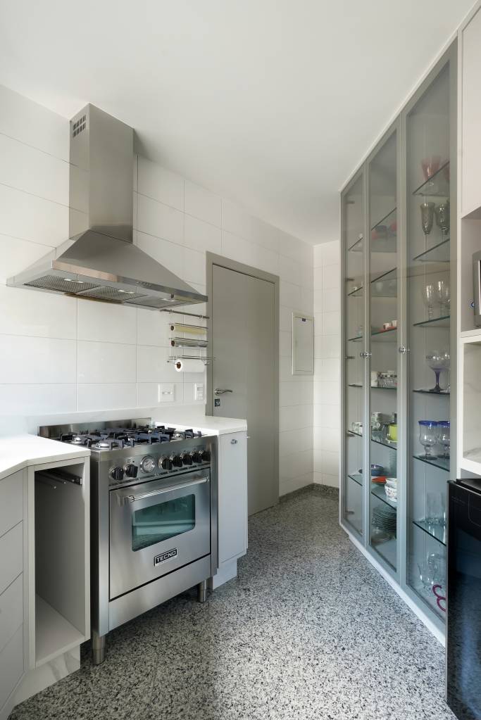 Antes e depois: projetos modernos renovados com o evelopamento de móveis e portas. Projeto de Rosangela Pena.