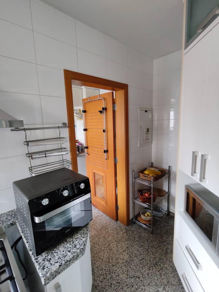 Antes e depois: projetos modernos renovados com o evelopamento de móveis e portas. Projeto de Rosangela Pena.