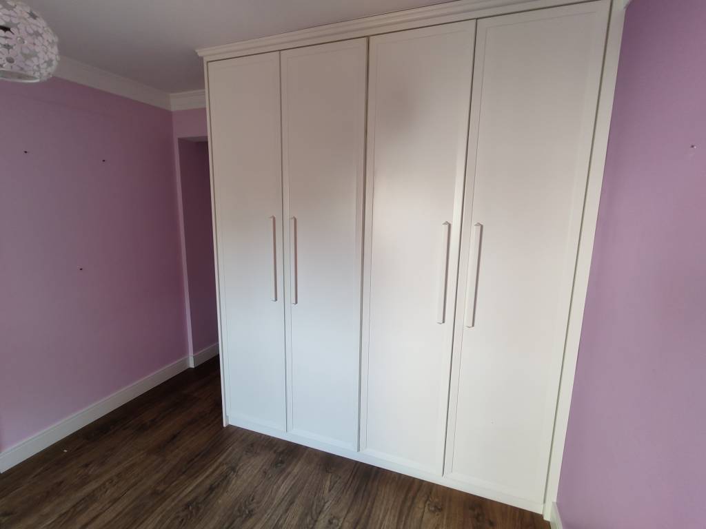 Antes e depois: projetos modernos renovados com o evelopamento de móveis e portas. Projeto de Rosangela Pena.