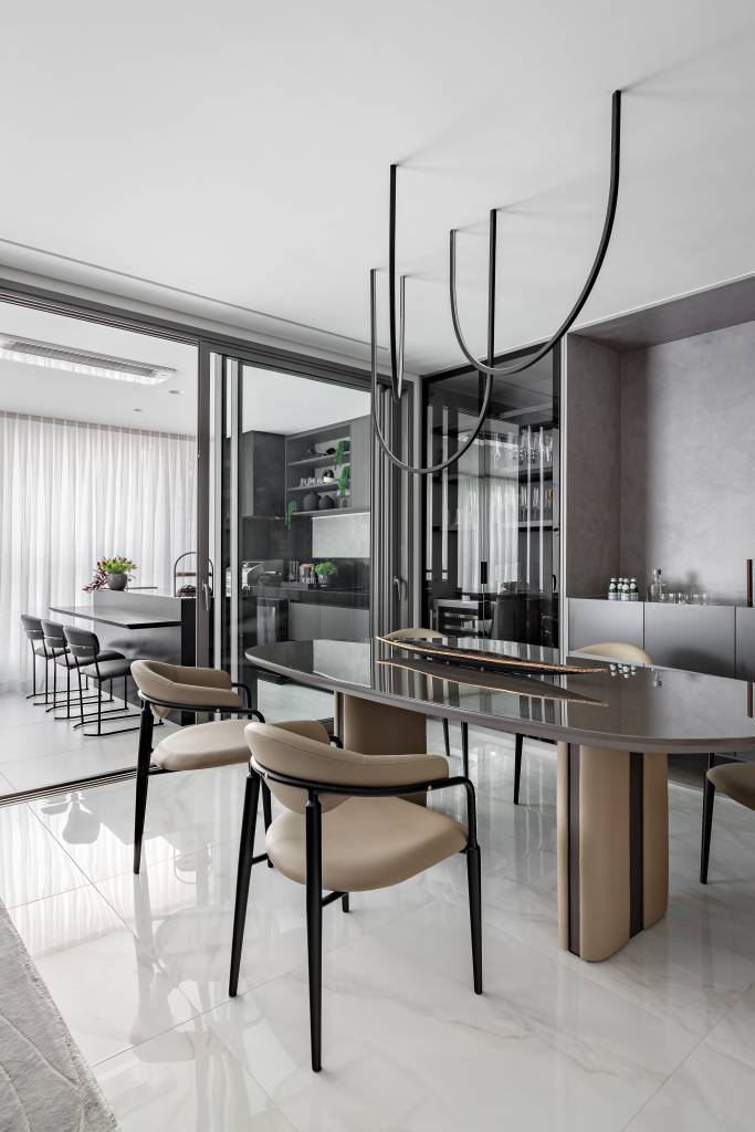 apartamento-com-quatro-suites-tem-jardim-de-musgo-no-banheiro-martins-galera-arquitetura-10-cinza-jantar Apartamento com quatro suítes tem jardim de musgo no banheiro. Projeto de Martina Galera Arquitetura.