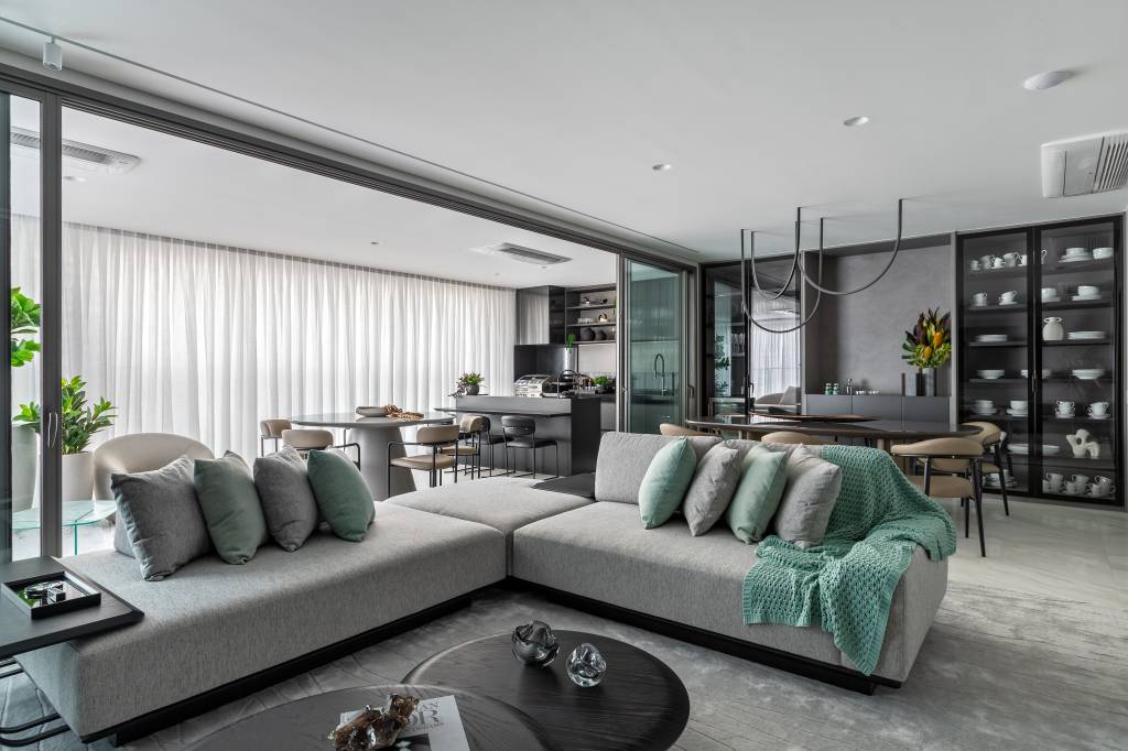 Apartamento com quatro suítes tem jardim de musgo no banheiro