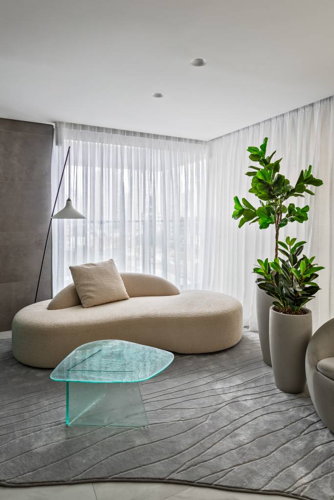apartamento-com-quatro-suites-tem-jardim-de-musgo-no-banheiro-martins-galera-arquitetura-16-sofa-curvo-plantas Apartamento com quatro suítes tem jardim de musgo no banheiro. Projeto de Martina Galera Arquitetura.