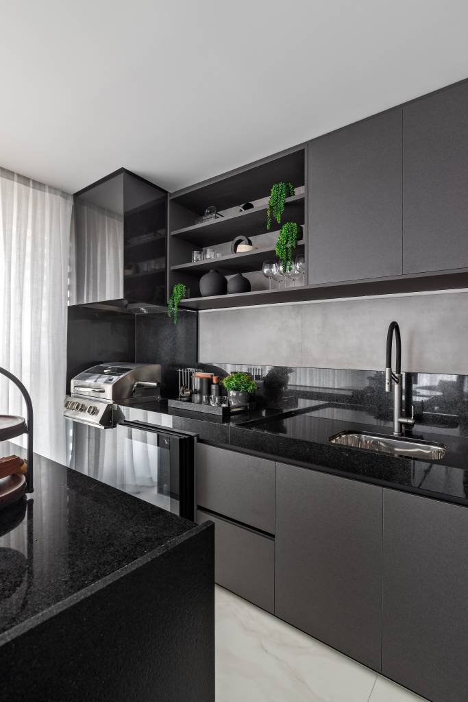 apartamento-com-quatro-suites-tem-jardim-de-musgo-no-banheiro-martins-galera-arquitetura-17-gourmet-preto-cozinha Apartamento com quatro suítes tem jardim de musgo no banheiro. Projeto de Martina Galera Arquitetura.