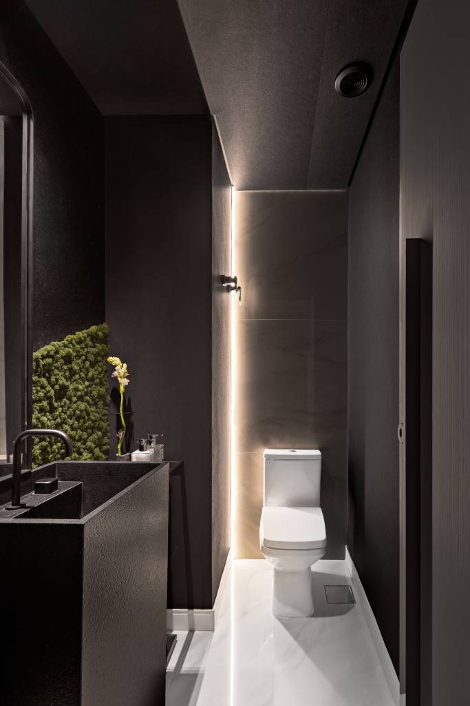 apartamento-com-quatro-suites-tem-jardim-de-musgo-no-banheiro-martins-galera-arquitetura-27-lavabo-preto Apartamento com quatro suítes tem jardim de musgo no banheiro. Projeto de Martina Galera Arquitetura.