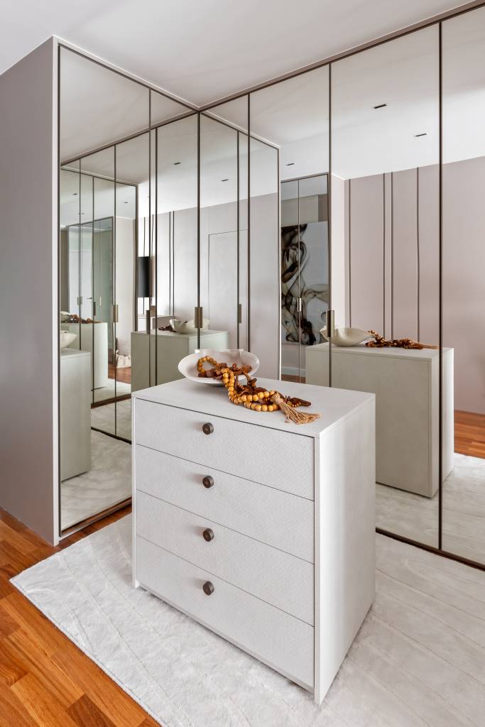 apartamento-com-quatro-suites-tem-jardim-de-musgo-no-banheiro-martins-galera-arquitetura-32-closet Apartamento com quatro suítes tem jardim de musgo no banheiro. Projeto de Martina Galera Arquitetura.