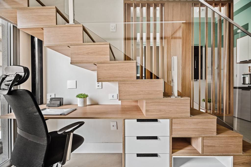 ape-compacto-de-37-m-ganha-quarto-no-mezanino-rmv-interiores-15-home-office-escada Apê compacto de 37 m² ganha quarto no mezanino. Projeto de RMV Interiores.