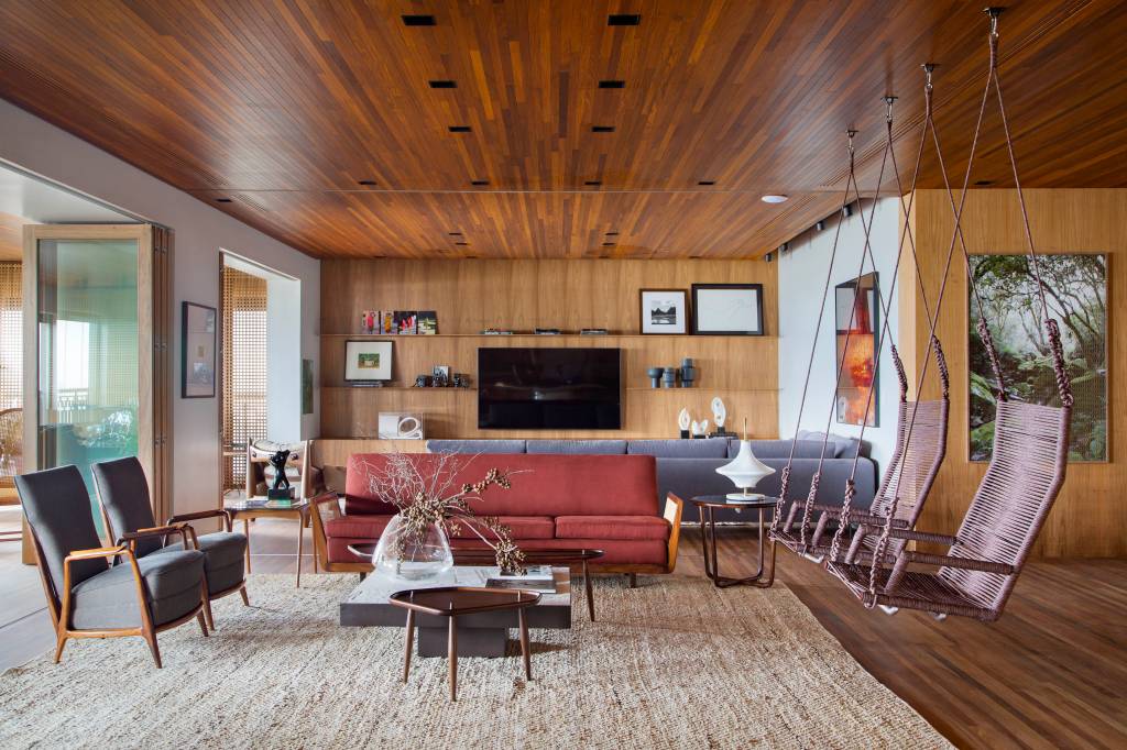 Apê tem painéis de marcenaria lisos e muxarabi em Freijó envelhecido