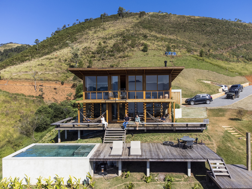 Cabana de campo dos sonhos na Mantiqueira tem bay windows para contemplar a paisagem. Projeto de Lucio Fleury Arquitetura.