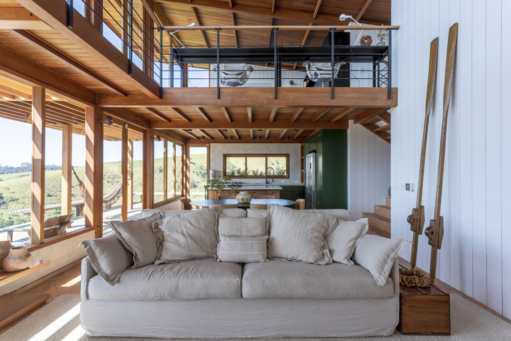 Cabana de campo dos sonhos na Mantiqueira tem bay windows para contemplar a paisagem. Projeto de Lucio Fleury Arquitetura.