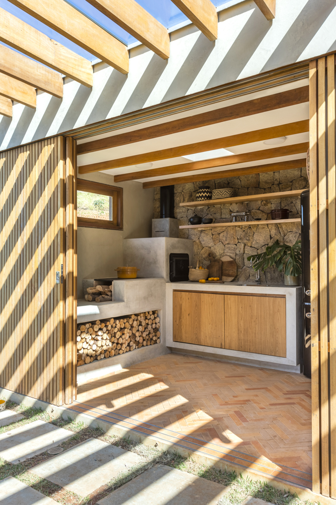 Cabana de campo dos sonhos na Mantiqueira tem bay windows para contemplar a paisagem. Projeto de Lucio Fleury Arquitetura.