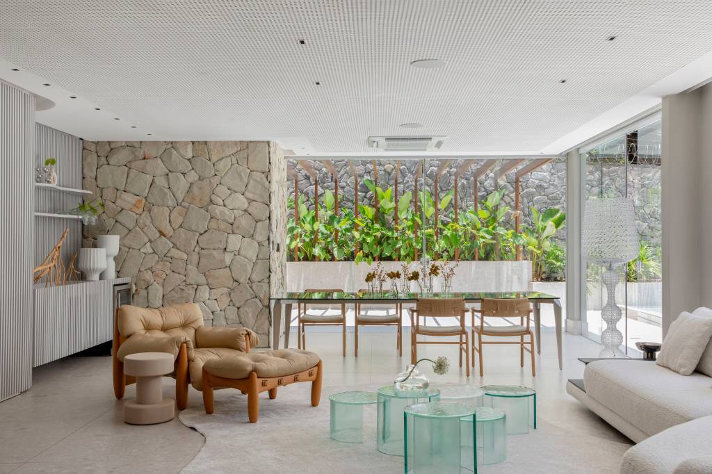 Com integração, reforma cria novos espaços em casa de mil metros quadrados