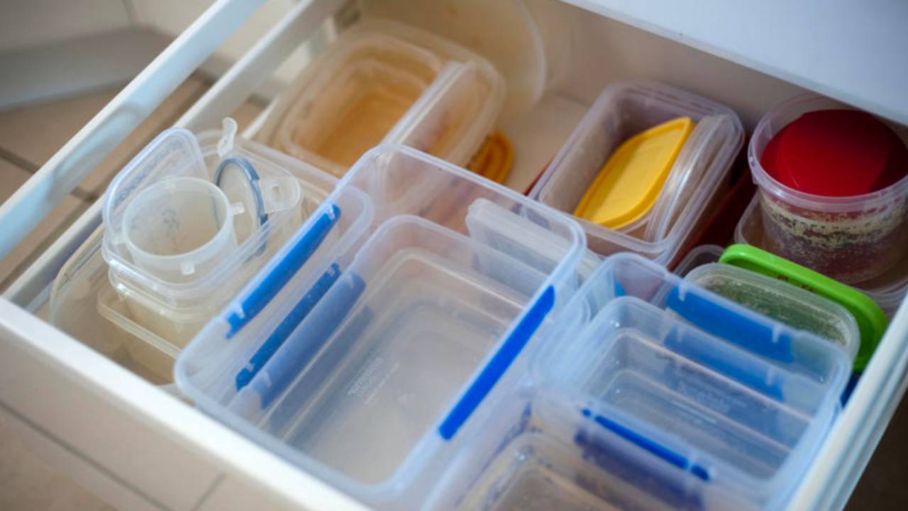 Como tirar o amarelo e outras manchas dos potes de plástico
