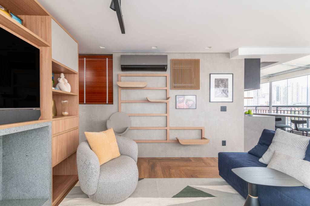 Estante escalável na sala faz deste apê um lar ideal para os gatos Neruda e Romeu