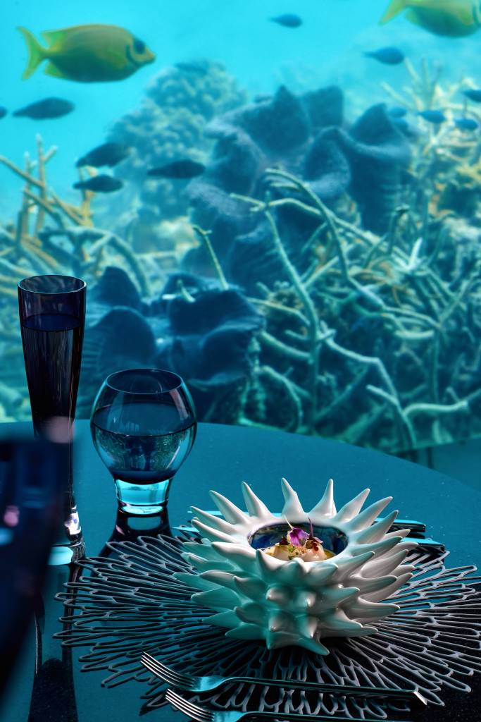 Hotel nas Maldivas tem restaurante seis metros abaixo do nível do mar!