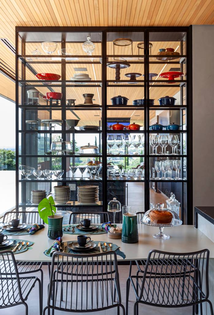 Louçeiro: conheça a peça que é o closet da cozinha. Projeto de de Cristiane Schiavoni.