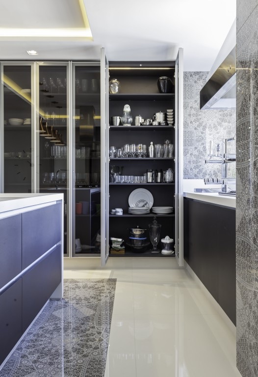 Louçeiro: conheça a peça que é o closet da cozinha. Projeto de de Cristiane Schiavoni.