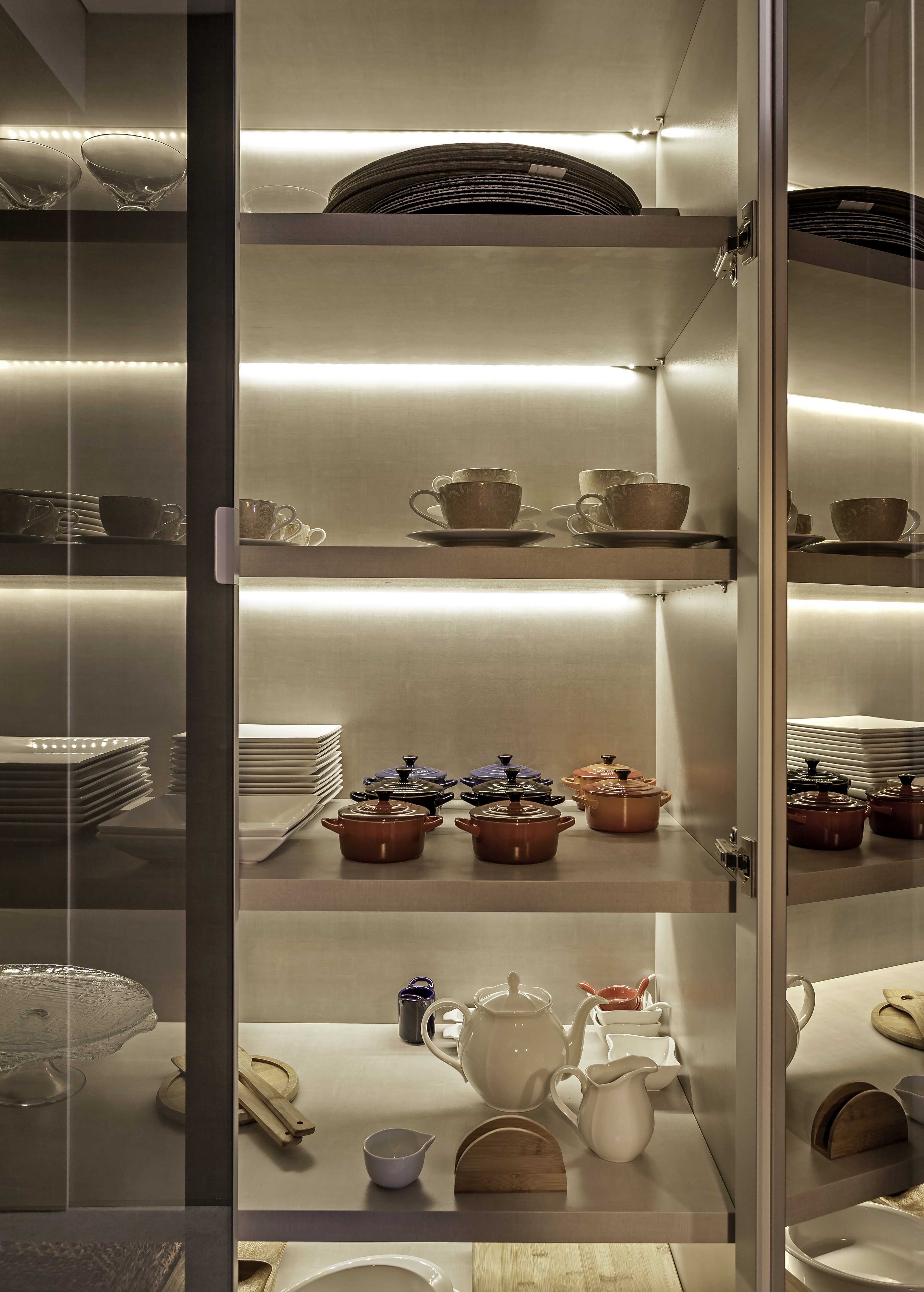 Louçeiro: conheça a peça que é o closet da cozinha. Projeto de de Cristiane Schiavoni.