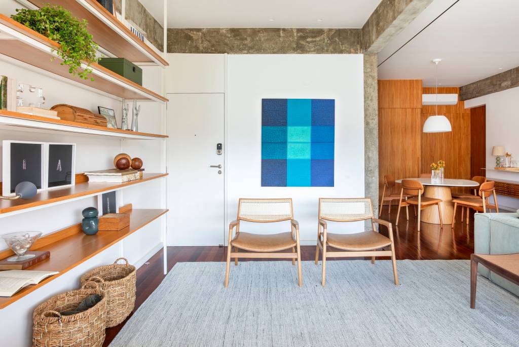 Madeira e concreto se equilibram neste apartamento de 150 m² no Rio