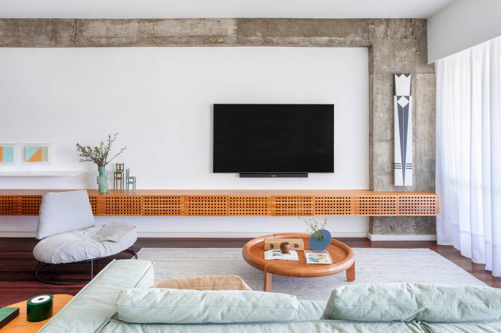 madeira-e-concreto-se-equilibram-neste-apartamento-de-150-m-no-rio-studio-duas-arquitetura-04-sala Madeira e concreto se equilibram neste apartamento de 150 m² no Rio. Projeto Studio Duas Arquitetura.