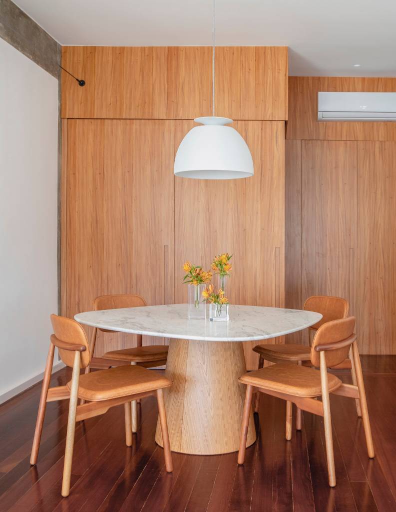 Madeira e concreto se equilibram neste apartamento de 150 m² no Rio. Projeto Studio Duas Arquitetura.