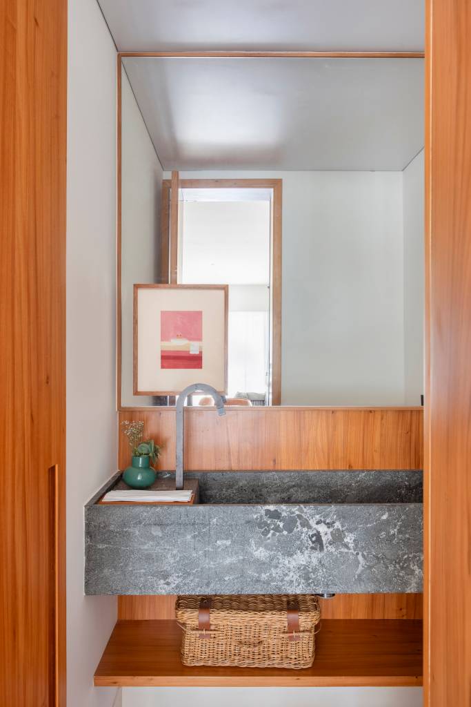 madeira-e-concreto-se-equilibram-neste-apartamento-de-150-m-no-rio-studio-duas-arquitetura-14-lavabo Madeira e concreto se equilibram neste apartamento de 150 m² no Rio. Projeto Studio Duas Arquitetura.