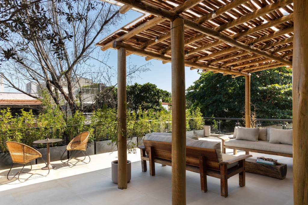 porcelanato-areia-e-cimento-queimado-branco-fazem-desta-cobertura-um-paraiso-grego-house-in-rio-arquitetura-03-pergolado Porcelanato areia e cimento queimado branco fazem desta cobertura um paraíso grego. Projeto de House In Rio Arquitetos.