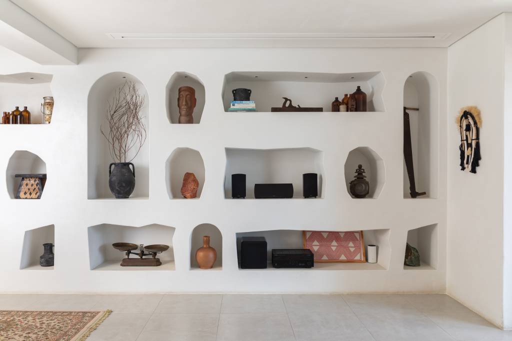 porcelanato-areia-e-cimento-queimado-branco-fazem-desta-cobertura-um-paraiso-grego-house-in-rio-arquitetura-10-nicho-artesanato Porcelanato areia e cimento queimado branco fazem desta cobertura um paraíso grego. Projeto de House In Rio Arquitetos.