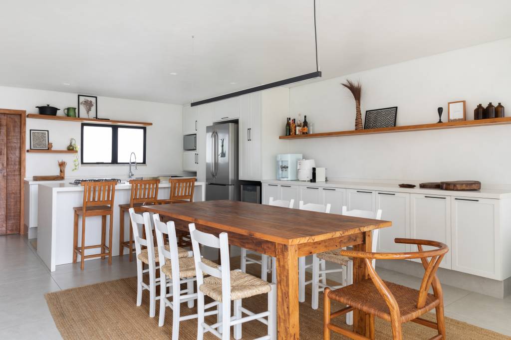 porcelanato-areia-e-cimento-queimado-branco-fazem-desta-cobertura-um-paraiso-grego-house-in-rio-arquitetura-15 Porcelanato areia e cimento queimado branco fazem desta cobertura um paraíso grego. Projeto de House In Rio Arquitetos.