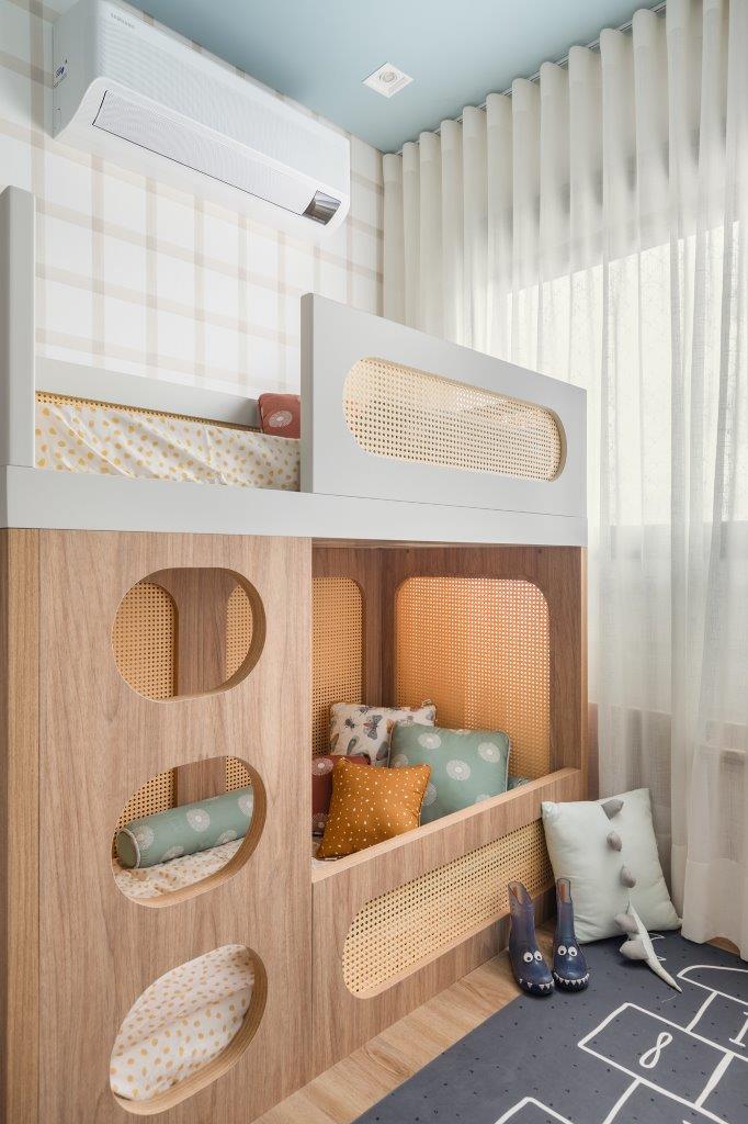 Quarto infantil para dois irmão com 7,6 m² tem tema safári e beliche. Projeto de Flávia Prata.