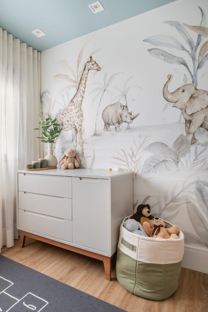 Quarto infantil para dois irmão com 7,6 m² tem tema safári e beliche. Projeto de Flávia Prata.