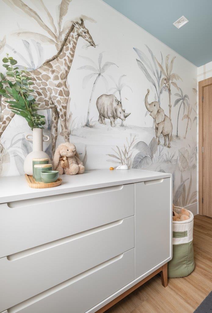 Quarto infantil para dois irmão com 7,6 m² tem tema safári e beliche. Projeto de Flávia Prata.