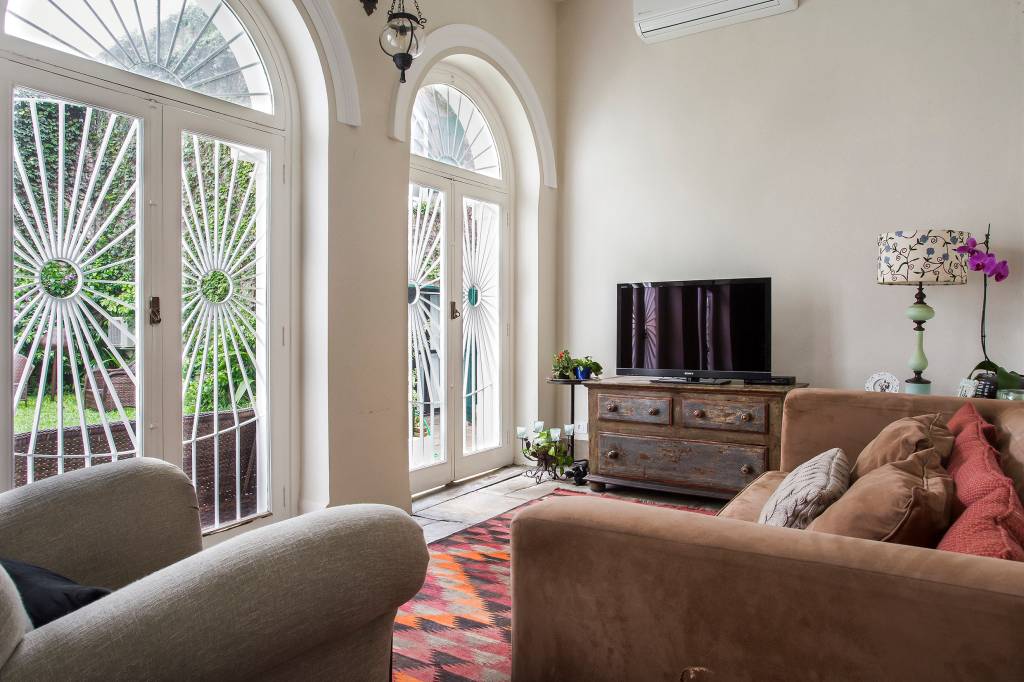 sobrado-centenario-em-sao-paulo-surpreende-com-mix-de-colonial-e-moderno-camila-palladino-10-sala-janela Sobrado centenário em São Paulo surpreende com mix de colonial e moderno. Projeto de Camila Palladino.