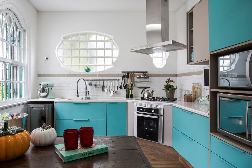 sobrado-centenario-em-sao-paulo-surpreende-com-mix-de-colonial-e-moderno-camila-palladino-12-cozinha-azul Sobrado centenário em São Paulo surpreende com mix de colonial e moderno. Projeto de Camila Palladino.