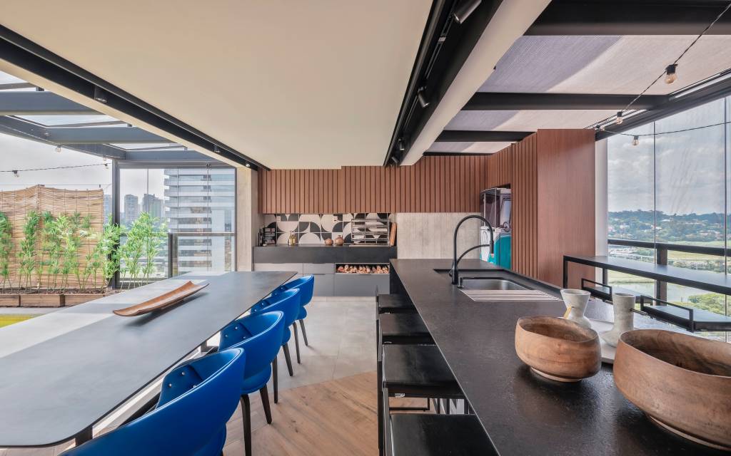 Apartamento dúplex de tem piso de mármore e parede envidraçada. Projeto de Karina Passarelli Arquitetura.
