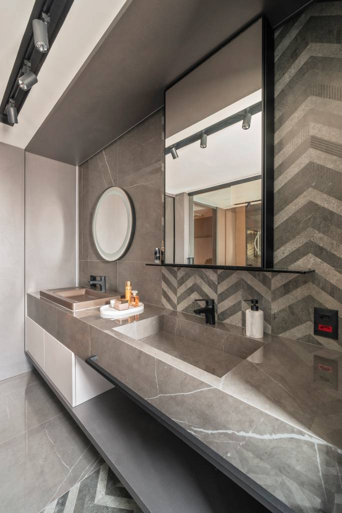 Apartamento dúplex de tem piso de mármore e parede envidraçada. Projeto de Karina Passarelli Arquitetura.
