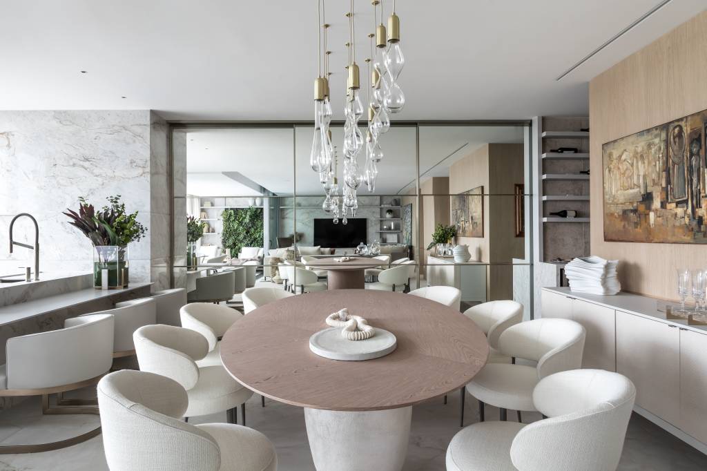 Apartamento moderno tem pedra, madeira e linho para atmosfera elegante. Projeto de Caroline Andrusko Arquitetos.