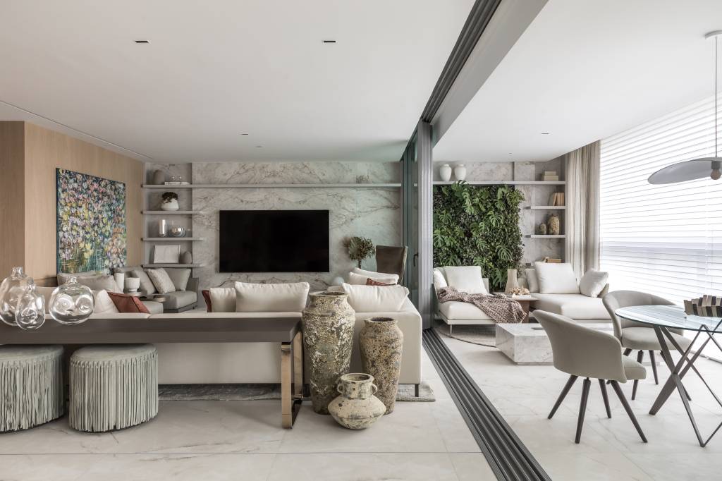 Apartamento moderno tem pedra, madeira e linho para atmosfera elegante