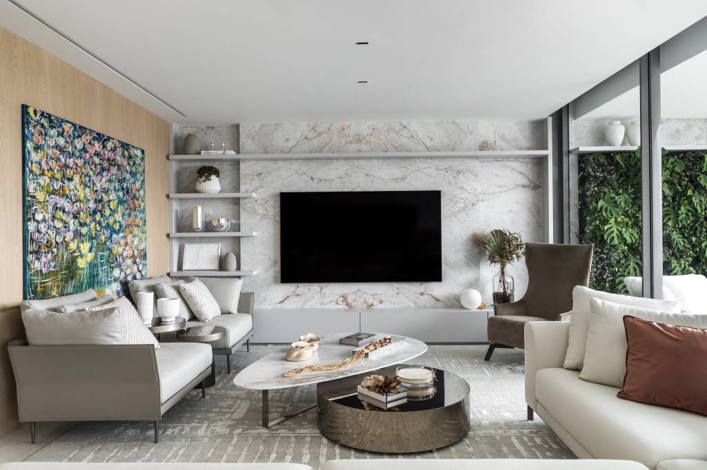 Apartamento moderno tem pedra, madeira e linho para atmosfera elegante. Projeto de Caroline Andrusko Arquitetos.