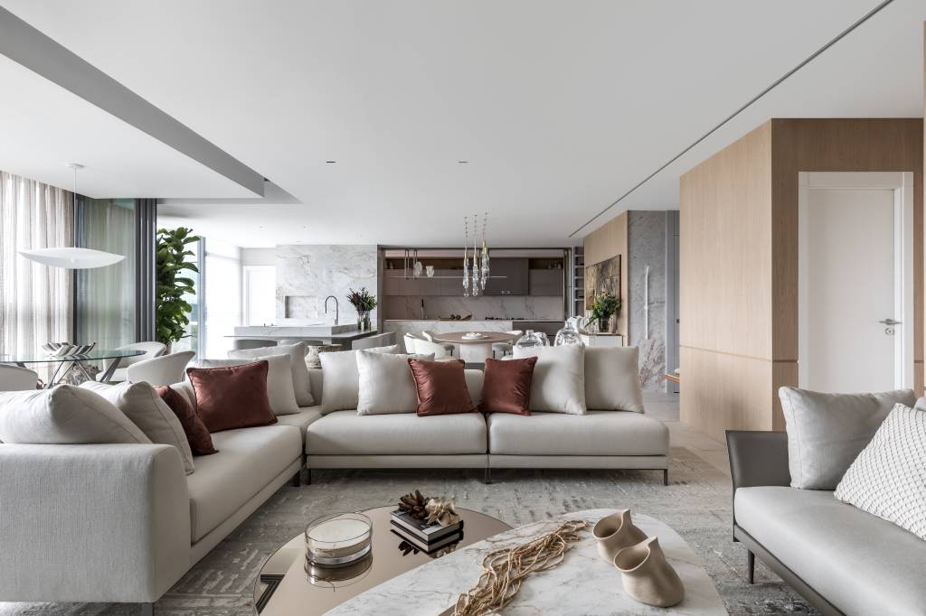 Apartamento moderno tem pedra, madeira e linho para atmosfera elegante. Projeto de Caroline Andrusko Arquitetos.
