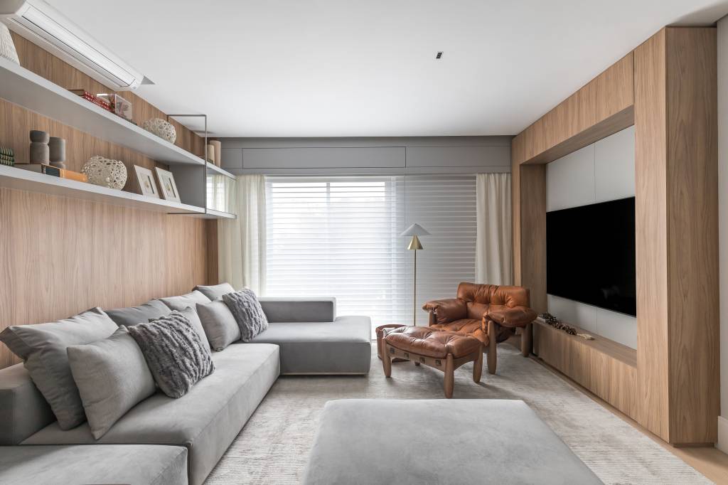 Apartamento moderno tem pedra, madeira e linho para atmosfera elegante. Projeto de Caroline Andrusko Arquitetos.