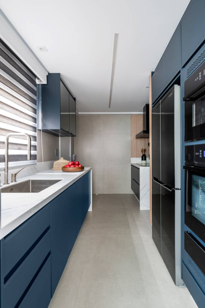 apartamento-tem-mesa-de-jantar-que-vira-mesa-de-bilhar-erica-salguero-15–cozinha-azul Apartamento tem mesa de jantar que vira mesa de bilhar! Projeto de Érica Salguero