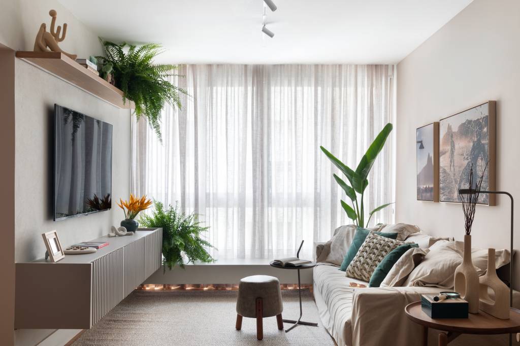 Apê inspirado na Mata Atlântica tem painel de cabeceira em drywall com azulejos