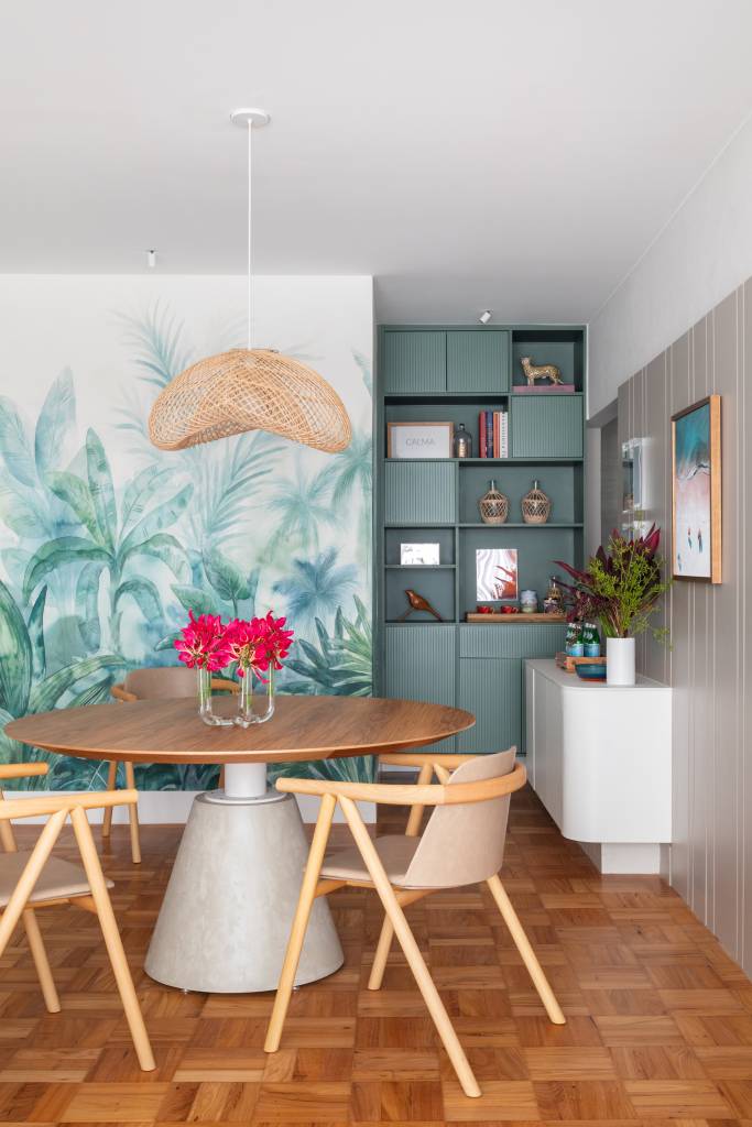 Apê inspirado na Mata Atlântica tem painel de cabeceira em drywall com azulejos. Projeto de Amanda Miranda.