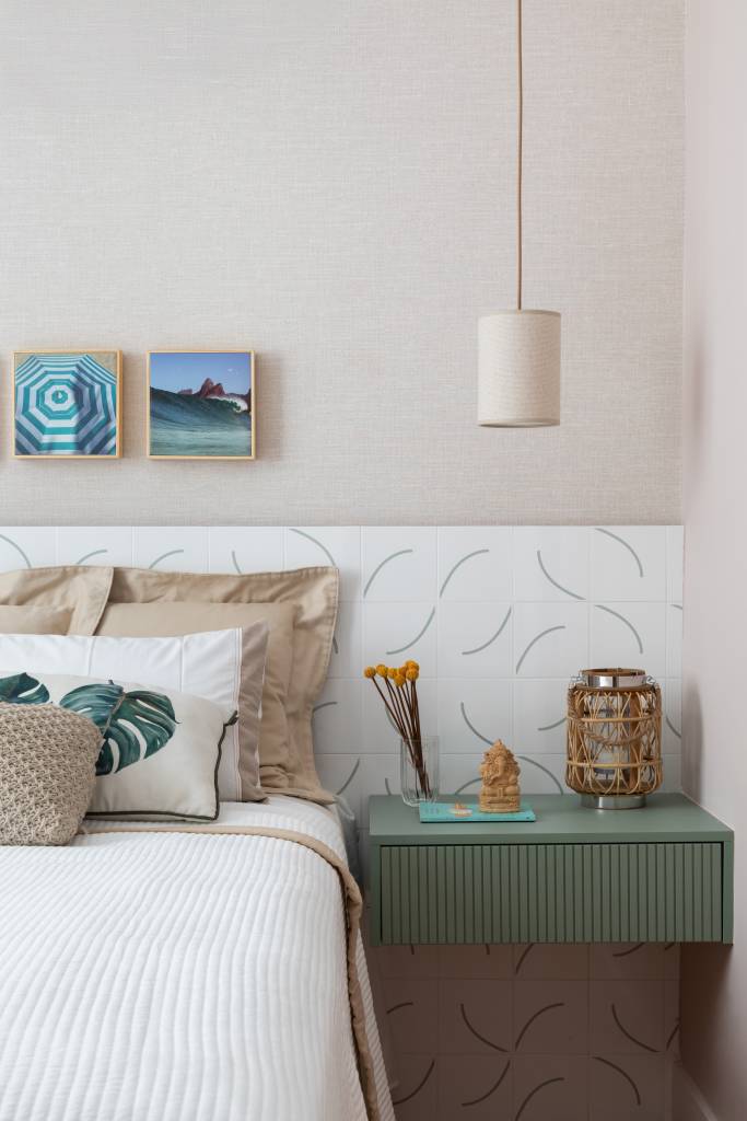 Apê inspirado na Mata Atlântica tem painel de cabeceira em drywall com azulejos. Projeto de Amanda Miranda.