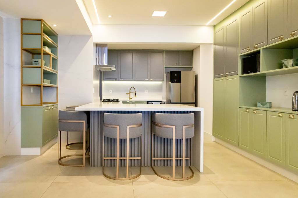 Apê tem hall de entrada verde criado em homenagem ao bulldog da família. Projeto de Daniel Szego.